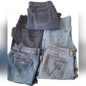 Women’s Plus Size Jean Bundle five pair for $30.00

 Size: 18, 20, 22, in bundle